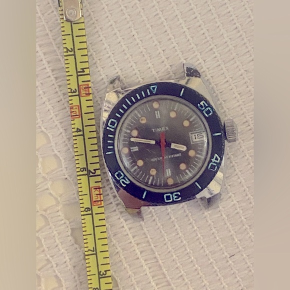 Timex Black and Silver Dive Watch with Red Accents. Vintage - Picture 4 of 6